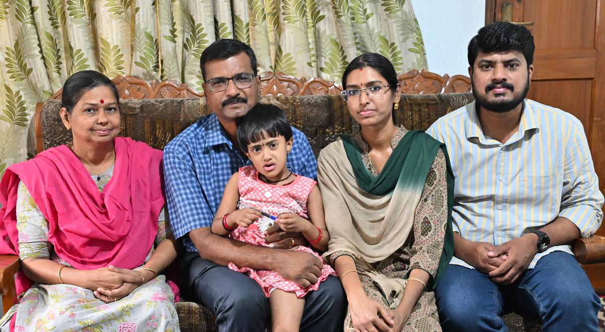 पुरस्कार विजेता मलयालम शिक्षक ईसी साबू का कहना है कि उनके पारिवारिक समर्थन ने उन्हें अपने शिक्षण करतब को प्राप्त करने में मदद की पुरस्कार विजेता मलयालम शिक्षक ईसी साबू का कहना है कि उनके पारिवारिक समर्थन ने उन्हें अपने शिक्षण करतब को प्राप्त करने में मदद की