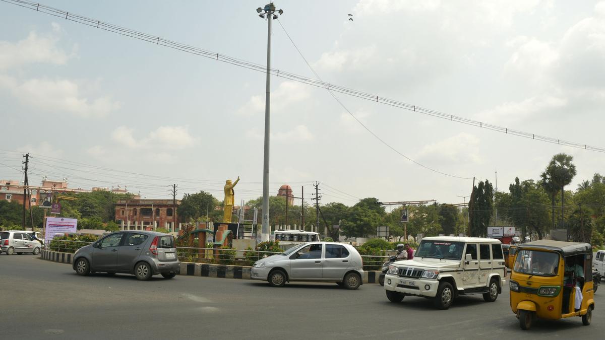 Traffic woes worsen near the MGR statue roundabout in Tiruchi