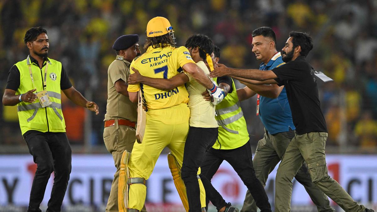 Fan Breaches Security to Meet MS Dhoni at IPL Match