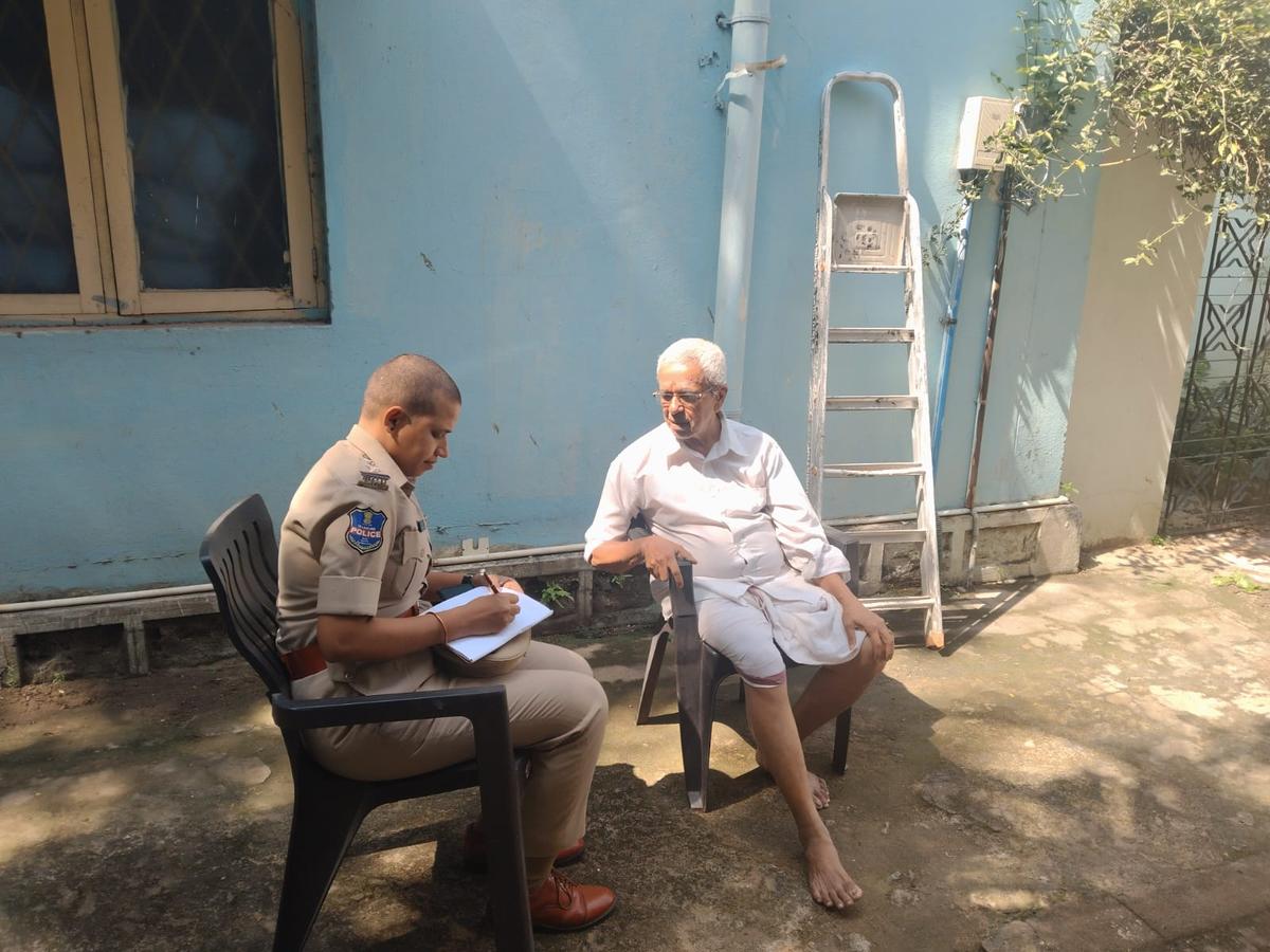 उत्तरी क्षेत्र का एक अधिकारी यात्रा के दौरान अकेले रहने वाले वरिष्ठ नागरिकों में से एक से बात कर रहा है।