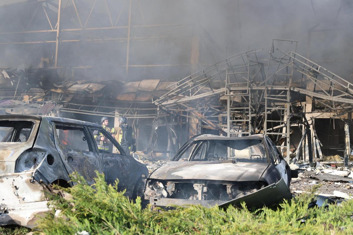 Nesta foto fornecida pela Polícia Nacional da Ucrânia em 5 de maio de 2026, a fumaça sobe de uma oficina de automóveis destruída por um ataque russo em Zaporizhzhia, na Ucrânia.