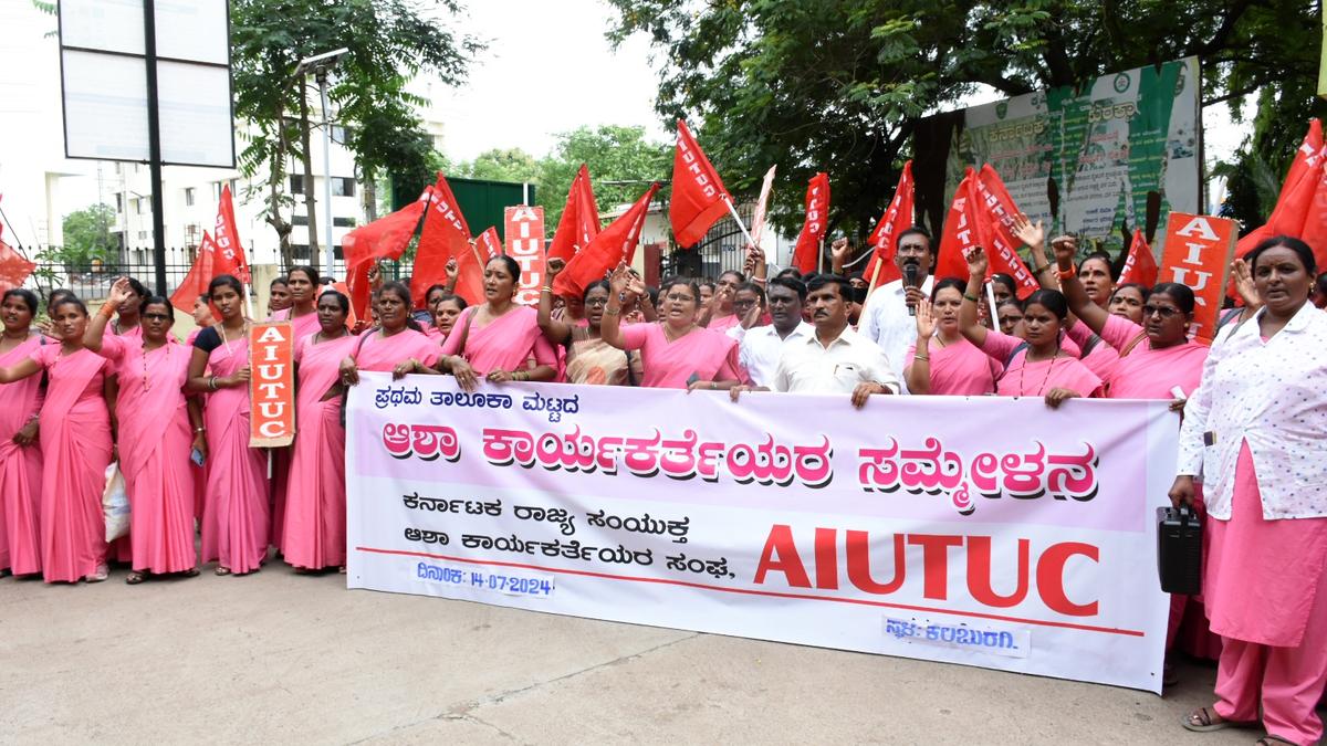 ASHAs demand minimum wages, social security