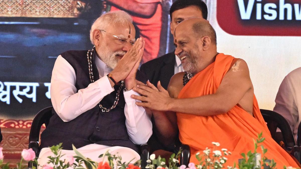 Putthige Mutt seer seeks metro rail between Udupi and Mangaluru, national recognition for Kambala