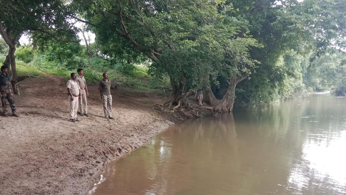 Forest Dept. staff patrol T.N. - Kerala border areas to step up surveillance against left-wing extremists