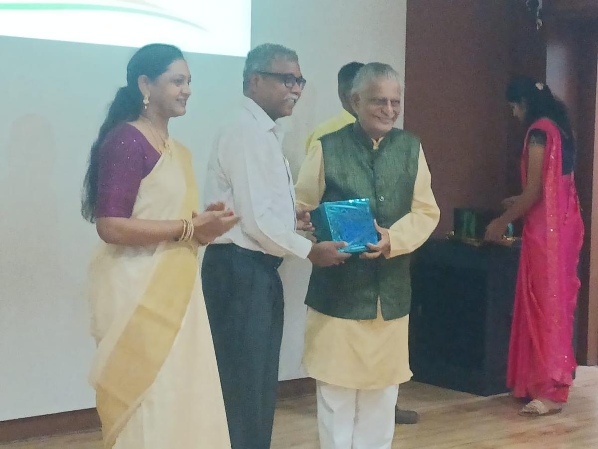 U. Subba Rao, ICF General Manager, honours S.V. Kumar (extreme right) U. Subba Rao, ICF General Manager, honours S.V. Kumar (extreme right)