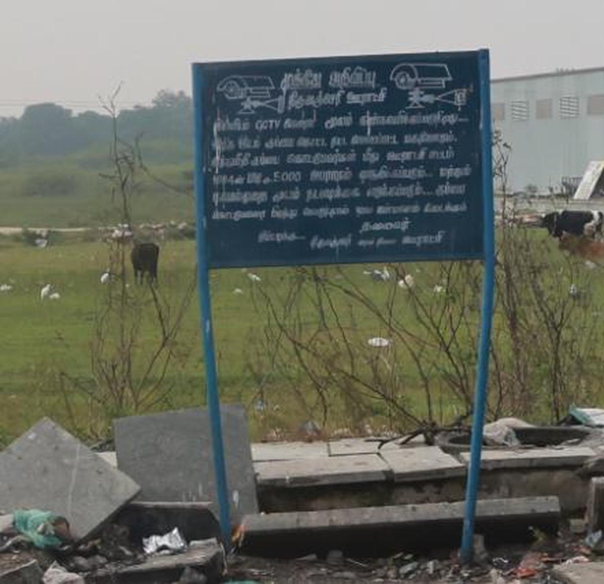 Um conselho assinado por Thiruvanchery gram panchayat alerta para ações contra os percevejos que mancham os plantadores com lixo, brandindo a “arma” das câmeras CCTV. 