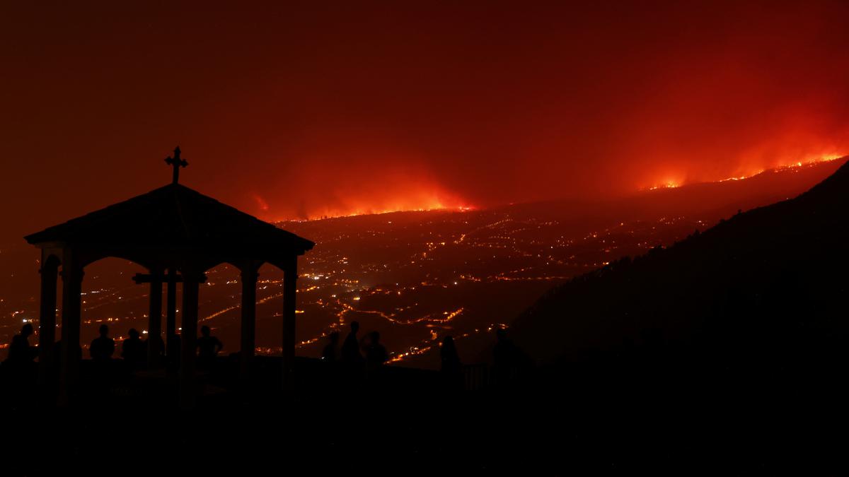 Wildfire spreads on Spain's Tenerife, forcing thousands from homes