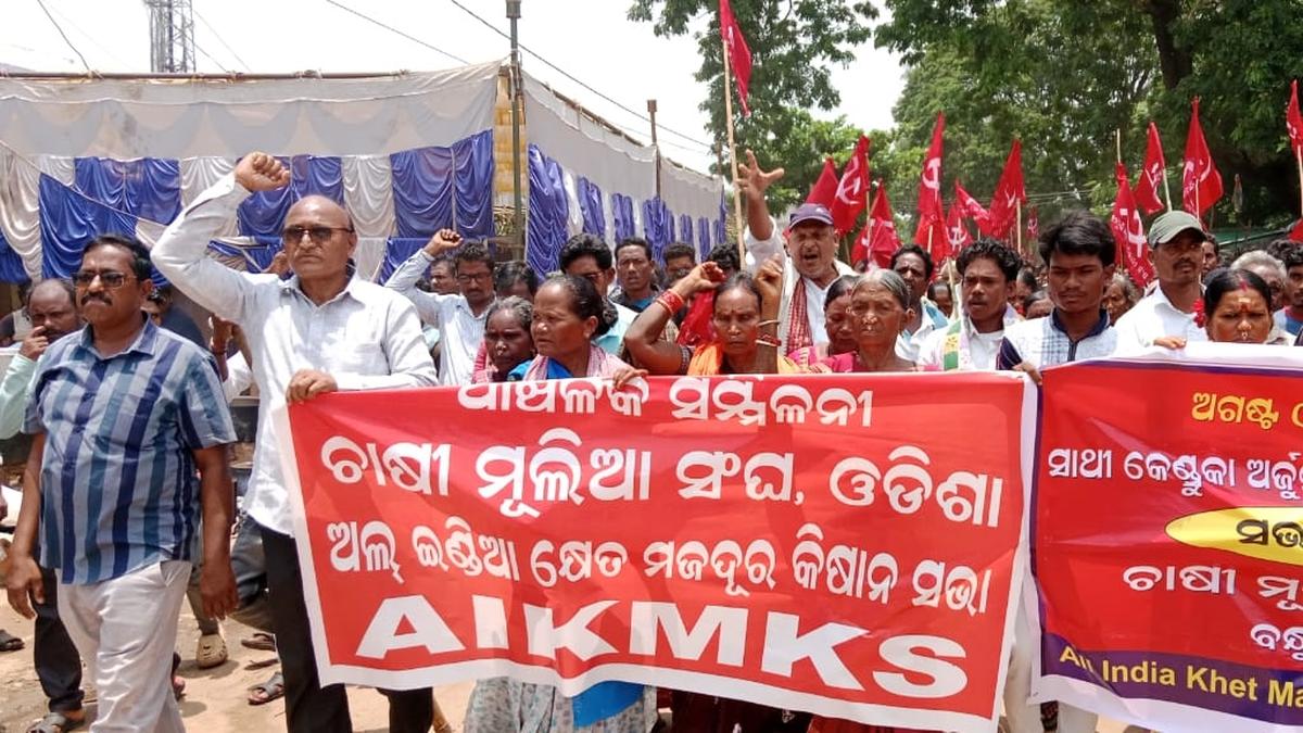 Rythu Coolie Sangham rallies for scheduled area status and tribal rights in Andhra Pradesh