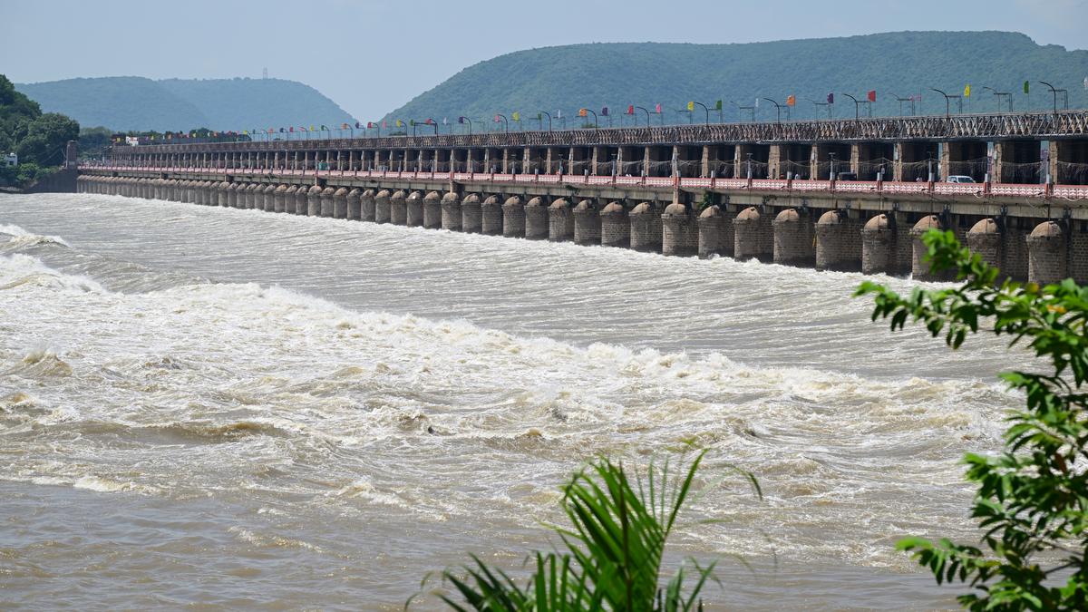 Flood threat continues in A.P. as Krishna, Godavari remain swollen