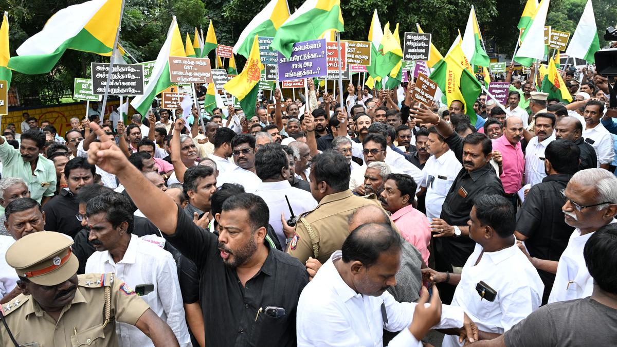 Tiruchi traders demonstrate against 18% GST on rent