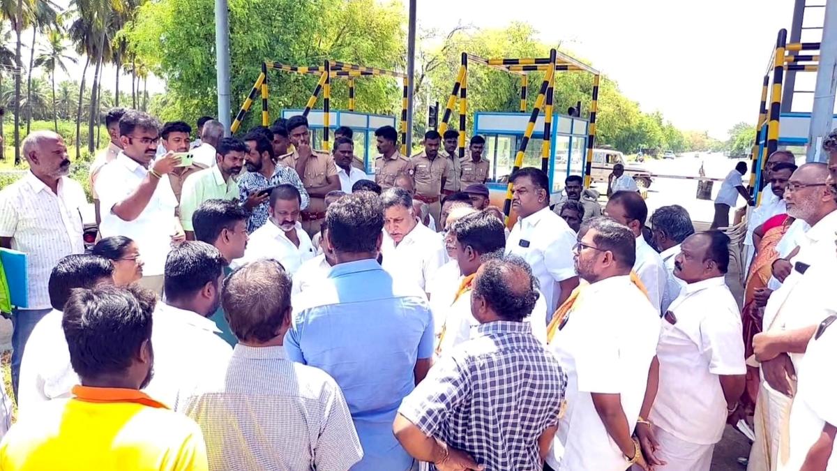 With road works incomplete, people lay  siege to toll plaza in Dindigul