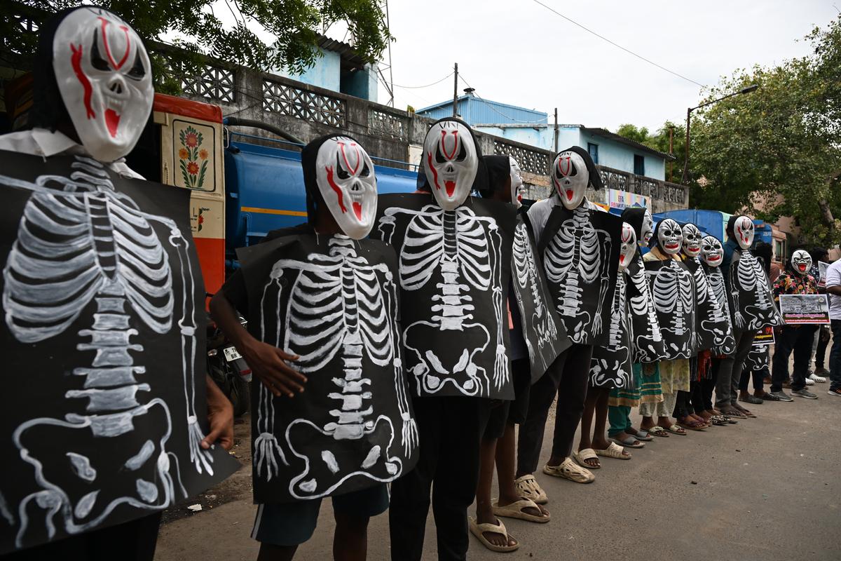 Residents under the Federation of North Chennai Residents Association form a human chain at Kodungaiyur in May 2025