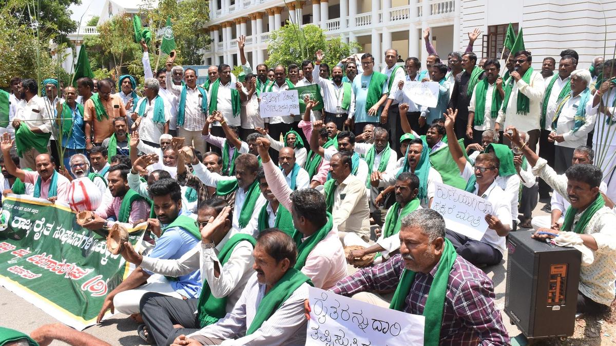 Unpaid cane dues: Farmers’ bid to storm Deputy Commissioner’s office foiled