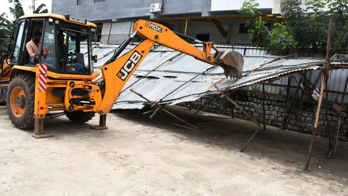 Stall at makeshift vegetable market razed in Dindigul