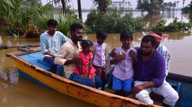 Godavari water level recedes below danger mark