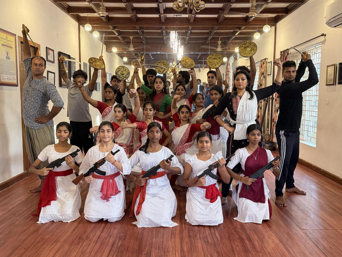 इस समूह में 50 से अधिक नर्तक शामिल हैं। 