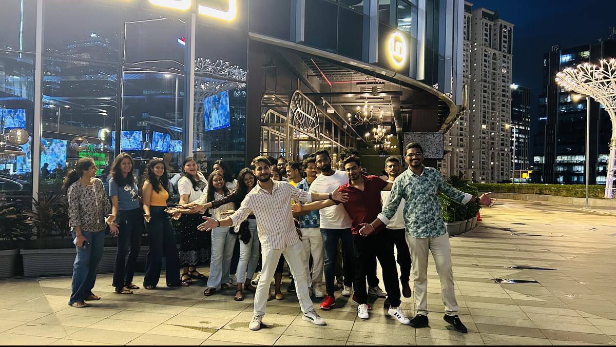 Youngsters recreate Shah Rukh Khan’s iconic pose