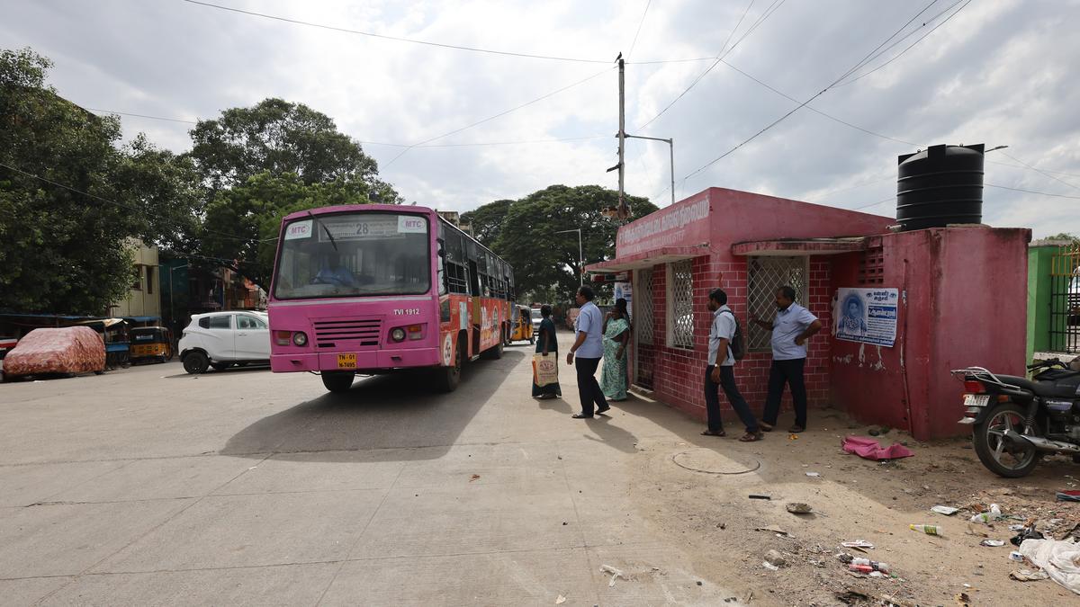 Police booth as bus shelter in Chintadripet