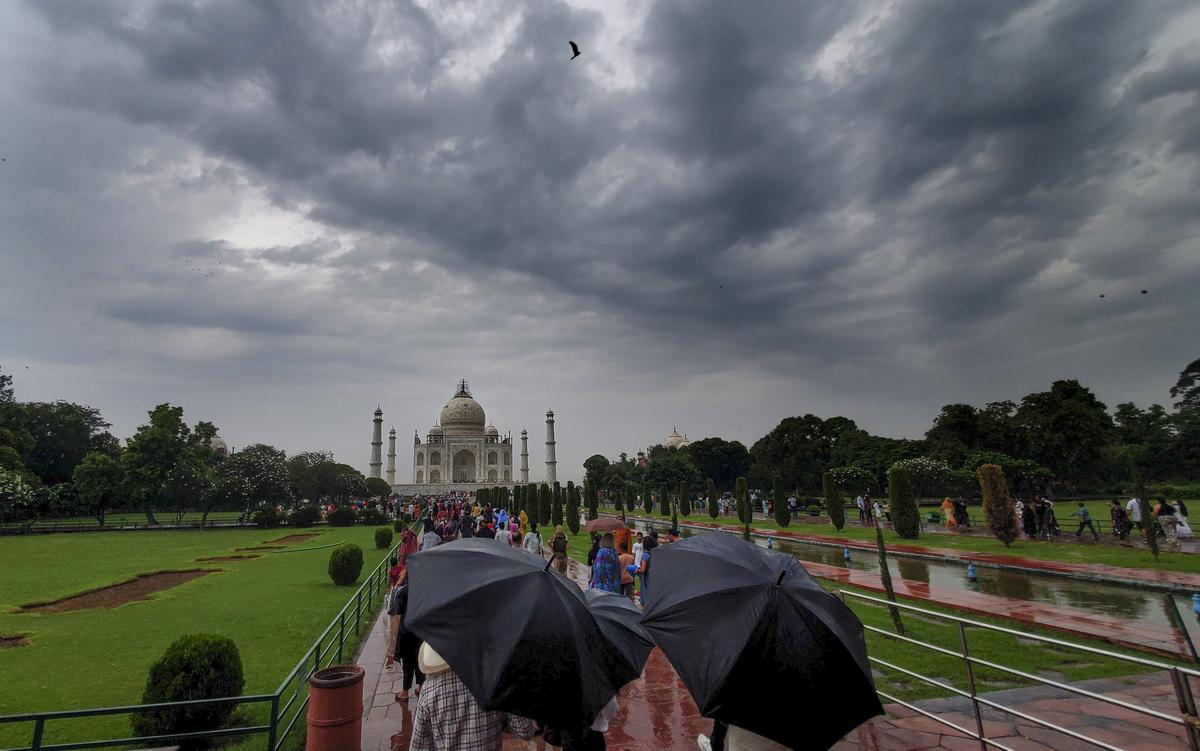Temné mraky se vznášejí nad Taj Mahalem v Agru v Uttarpradéši v úterý 30. září 2025. Ačkoli monzunový systém se plně nestáhl a bude zvítězit v příštích několika týdnech, IMD nepočítá tento déšť ve své kvótě monzunových srážek. Temné mraky se vznášejí nad Taj Mahalem v Agru v Uttarpradéši v úterý 30. září 2025. Ačkoli monzunový systém se plně nestáhl a bude zvítězit v příštích několika týdnech, IMD nepočítá tento déšť ve své kvótě monzunových srážek.