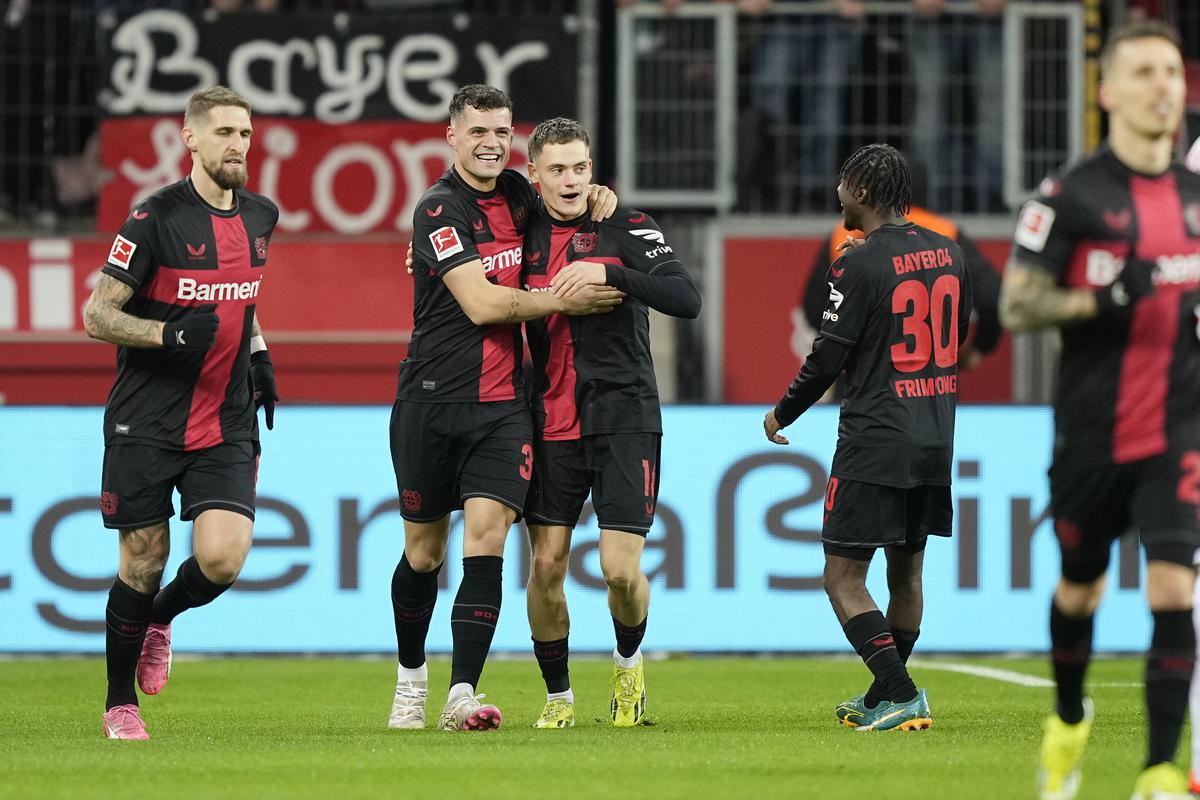 Leverkusen bricht den deutschen Rekord der Bayern, hält seinen Rekord seit 33 Spielen ungeschlagen und baut die Führung in der deutschen Liga auf 11 Punkte aus.