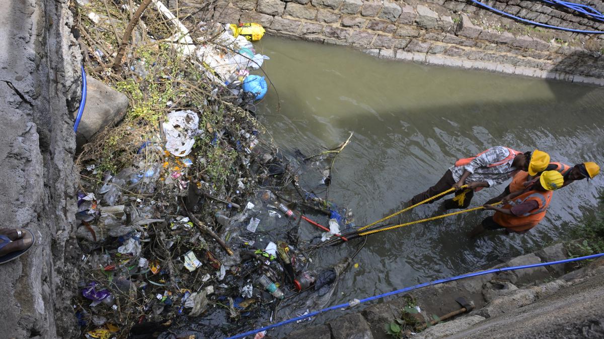 Unfinished sewerage work clogs traffic in city