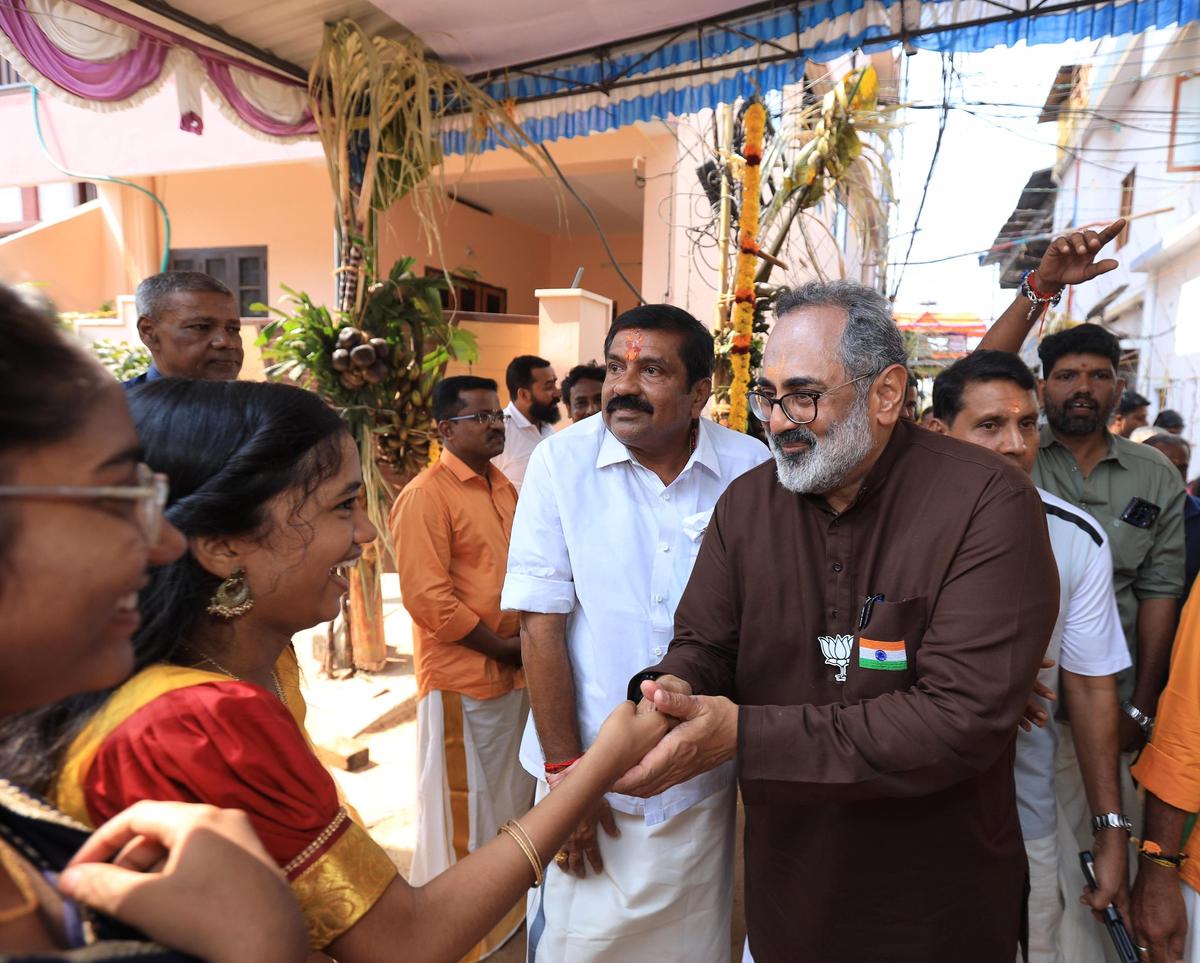 O candidato do NDA do distrito eleitoral da Assembleia de Nemom, Rajeev Chandrasekhar, interagindo com as pessoas durante uma campanha na quarta-feira.