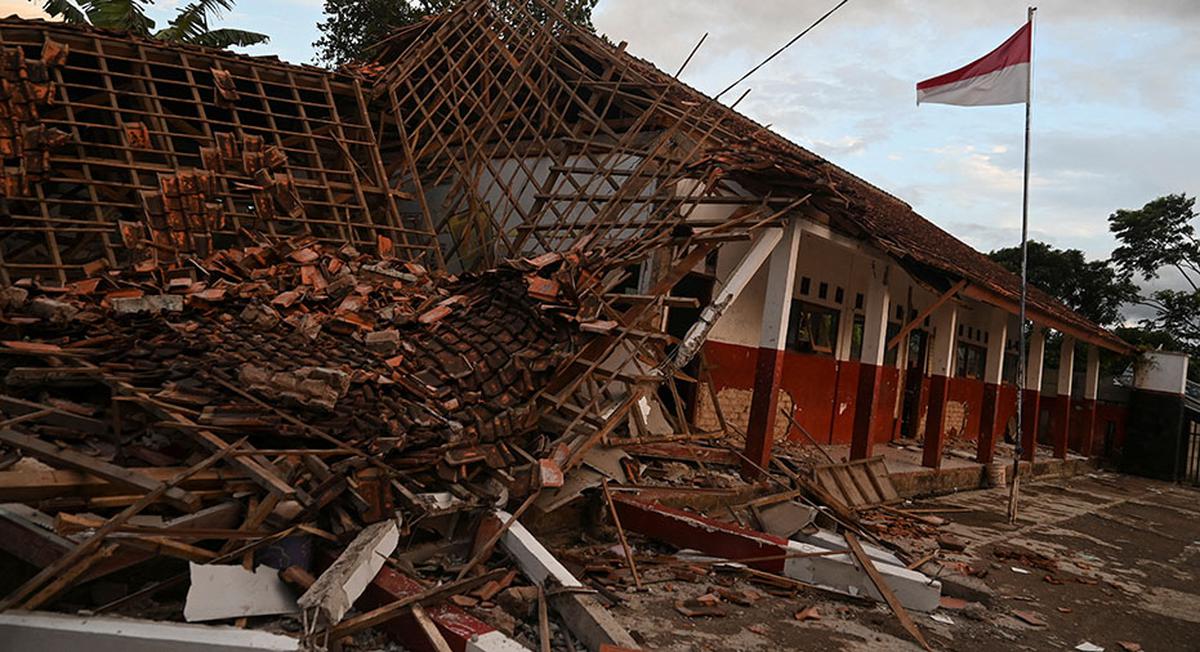 A view of a collapsed school building following an earthquake in Cianjur, West Java province, Indonesia, November 21, 2022. REUTERS/Iman Firmansyah NO RESALES. NO ARCHIVES.