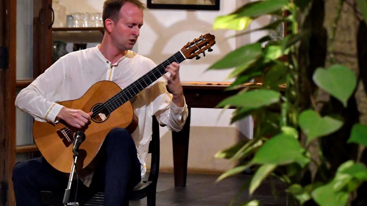 Sonatas of Italian violin virtuoso Paganini flow from classical guitar