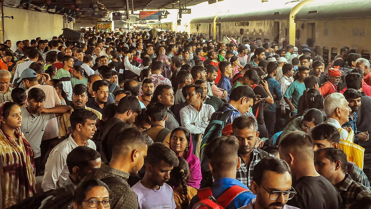 1 dead, several injured in stampede at Surat railway station