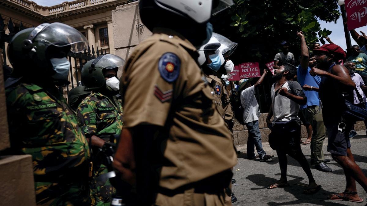 Sri Lanka | Protesters block entrances of Gotabaya's presidential secretariat, 21 arrested