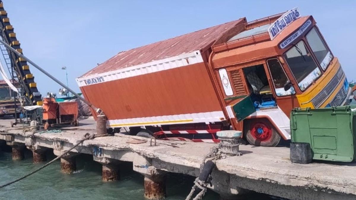 Truck gets stuck in crater at Tharuvaikulam fishing harbour, disrupts ice supply to boats
