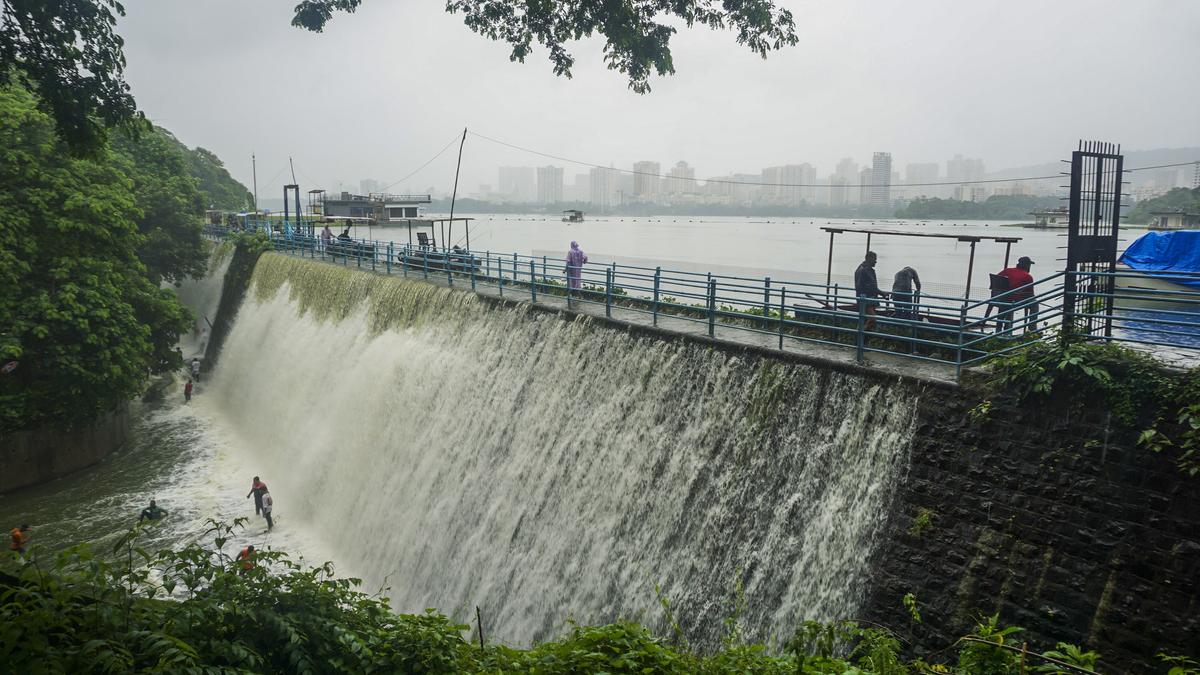 Mumbai rains LIVE updates: Red alert issued; schools, colleges to be shut