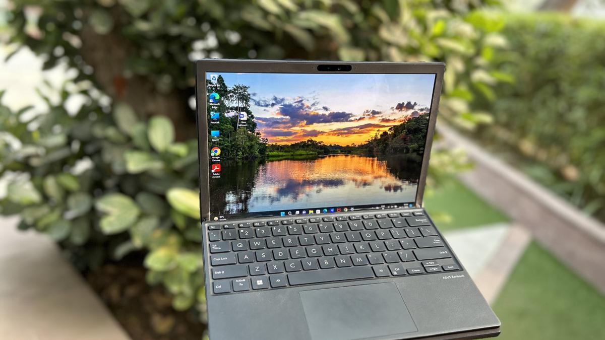 Can the Asus ZenBook 17 Fold OLED top end performance machine convince an Indian buyer?