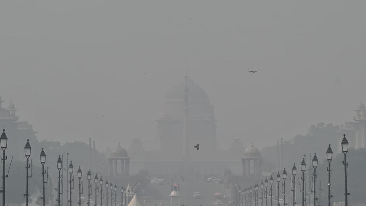 Delhi’s air remains in ‘very poor’ category with persistent smog despite slight improvement in AQI