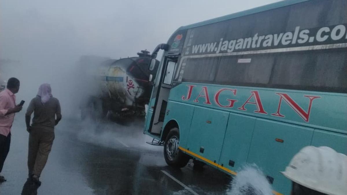 Private bus en route to Hyderabad rams into acid tanker; narrow escape for 30 passengers