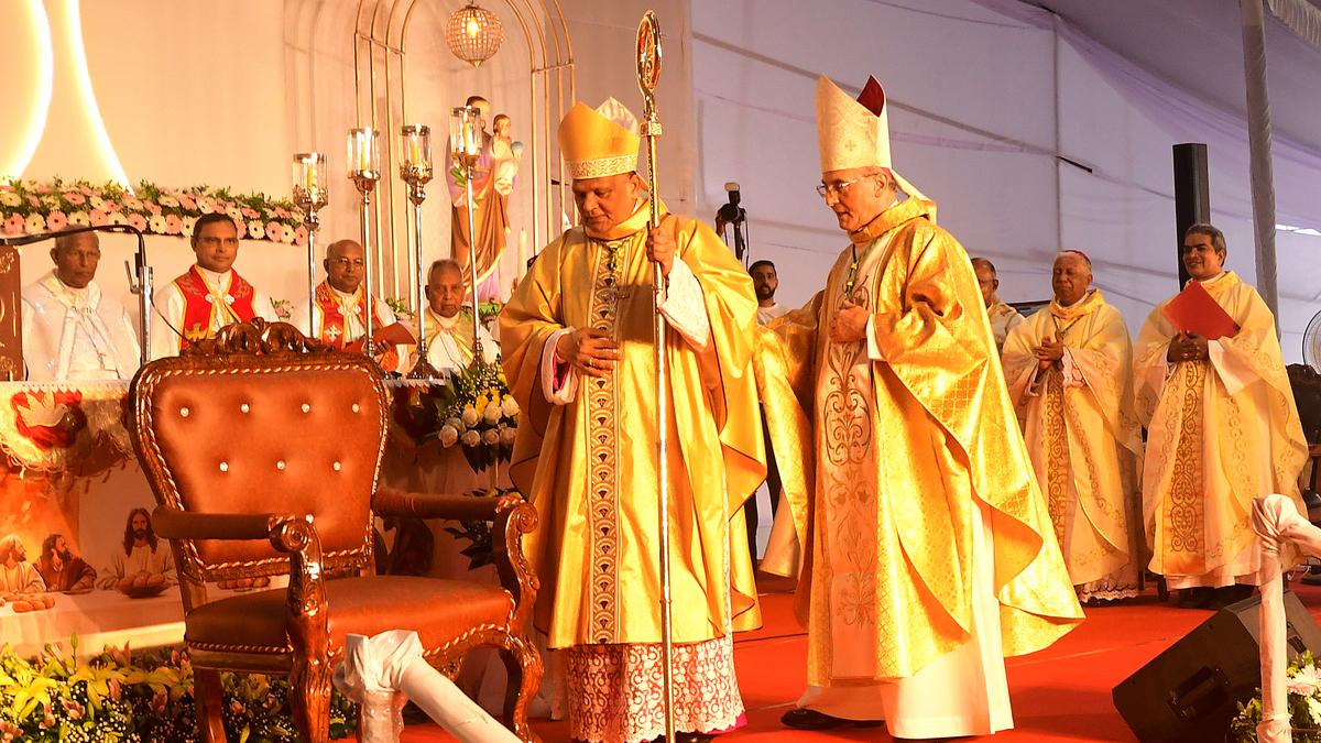 Varghese Chakkalakal installed as Kozhikode Archbishop