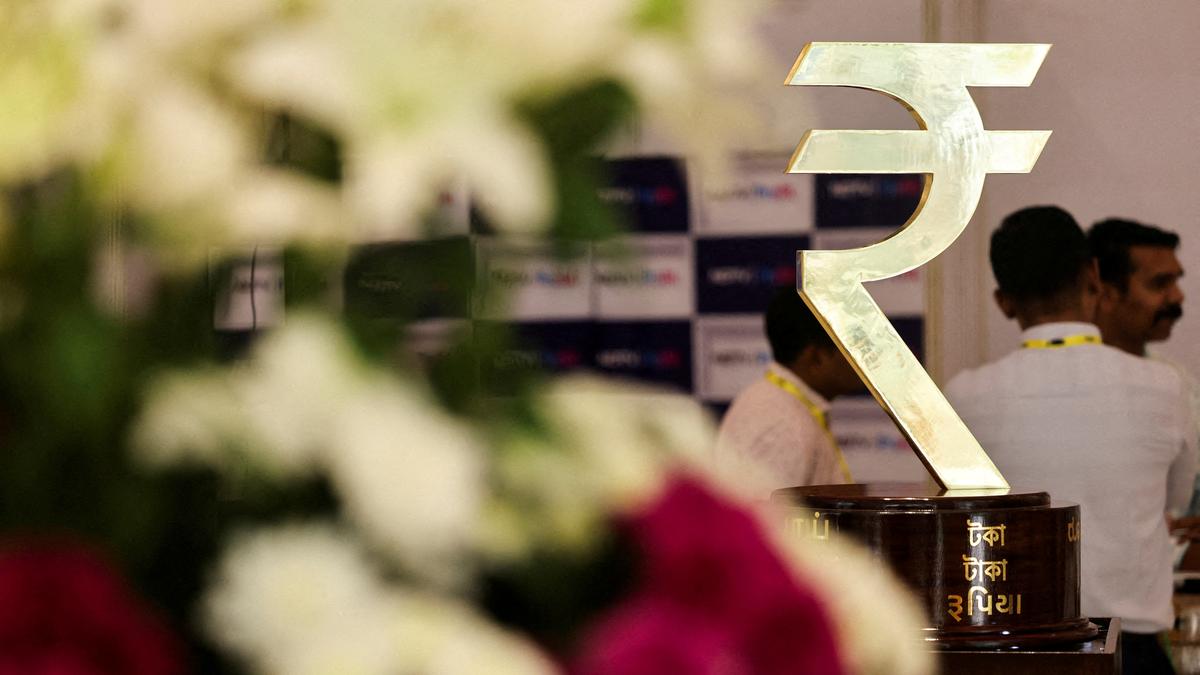 Rupee falls 1 paisa against US dollar in early trade