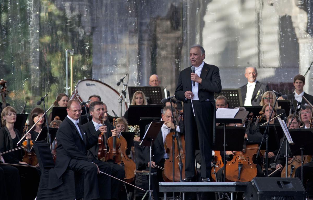Zubin Mehta speaks during the Ehsaas-e-Kashmir concert in Shalimar Garden on the outskirts of Srinagar, on September 7, 2013. Srinagar was under tight security amid separatist calls for a strike to protest against the concert.