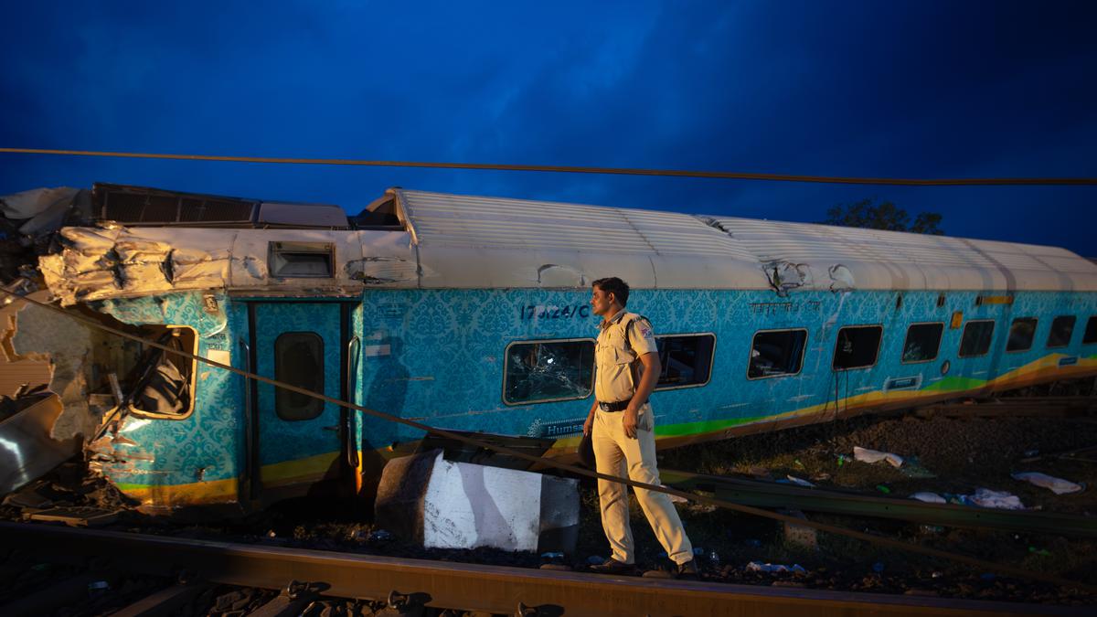 Mirwaiz’s Hurriyat expresses grief over Odisha train accident calling it “a human tragedy”