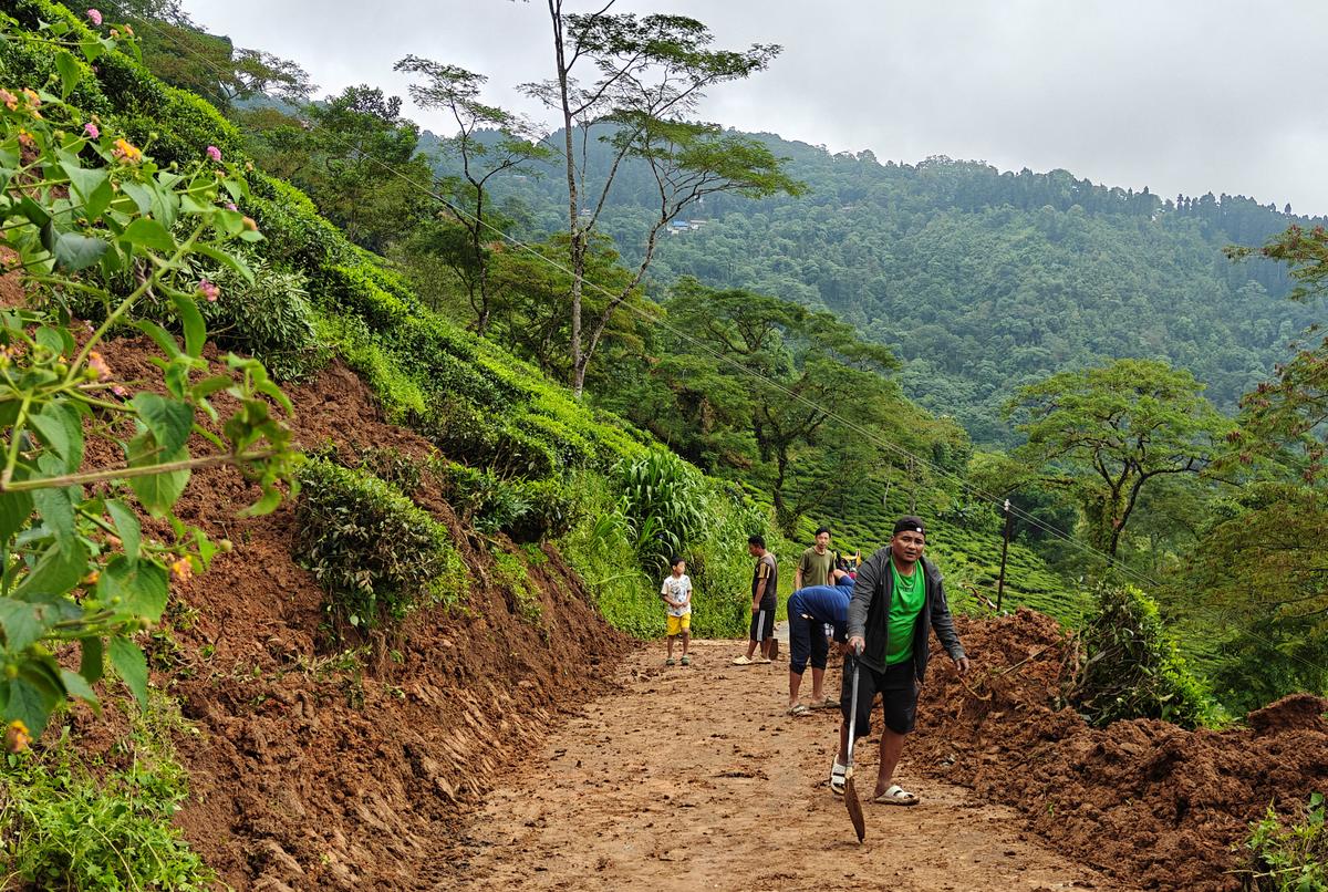 Locals near Sukhiapokhri trying to clear out the debris to find remnants of their lives and make way for transport. 