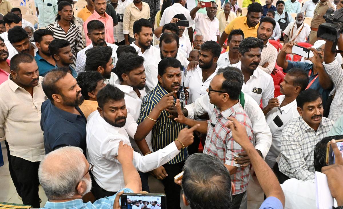 Chaos prevailed at the public hearing organised by Arappor Iyakkam in Tirunelveli on Sunday. 