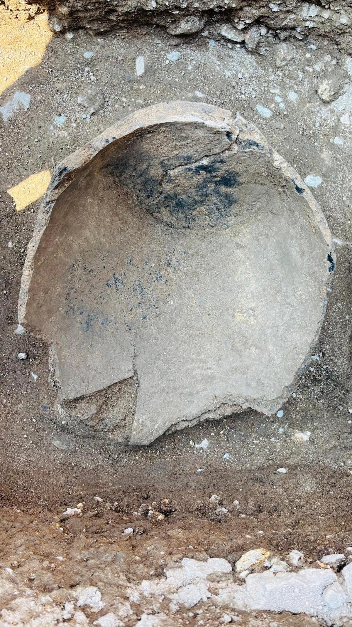 Acredita-se que um pedaço quebrado de um pote de barro cinza encontrado durante a escavação no Templo Kote Veerabhadraswamy, na vila de Lakkundi, no distrito de Gadag, seja da idade neolítica.