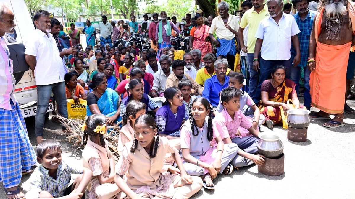 Residents, folk artistes seek house site pattas