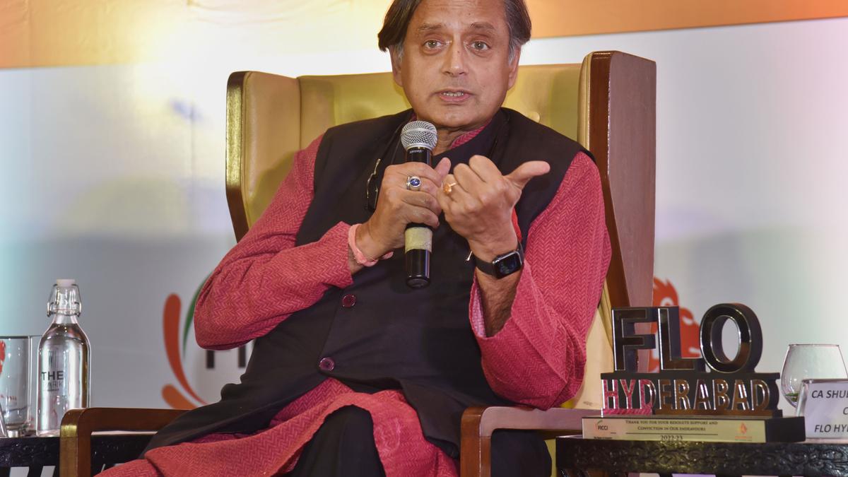 Congress leaders ‘cold shoulder’ Shashi Tharoor