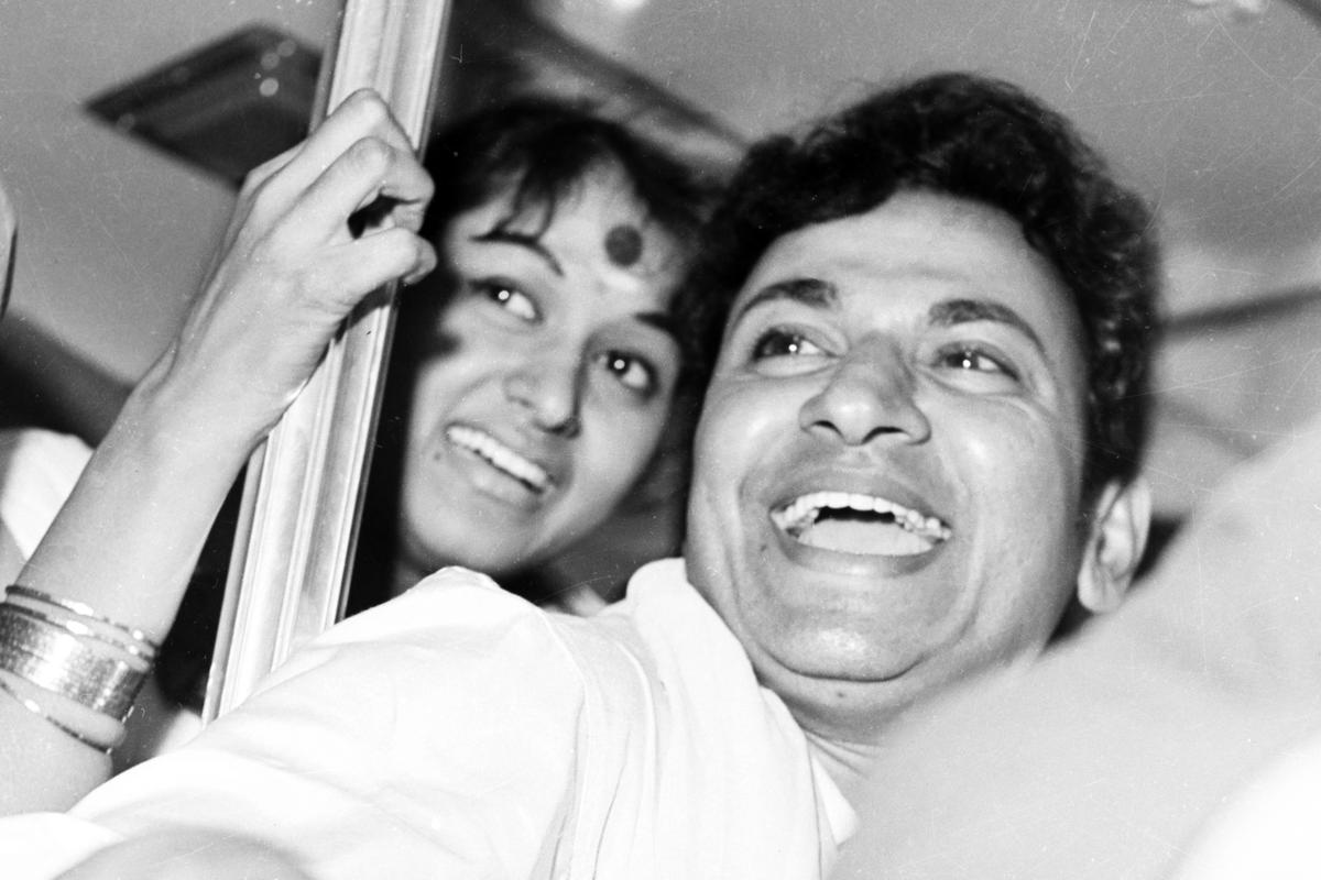 Yesteryear actors Bharathi and Dr Rajkumar travelling in a bus 