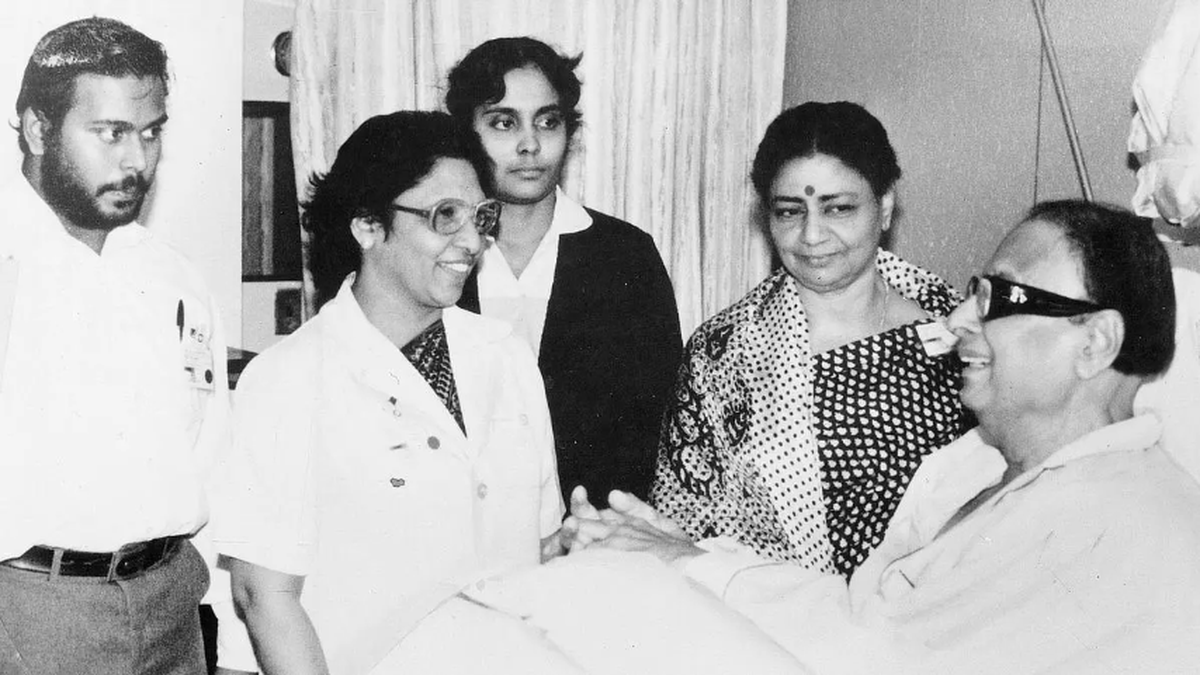 MGR meeting nurses from Apollo Hospitals, Chennai, at the Downstate Medical Centre in Brooklyn, New York, where he was recuperating after a kidney transplant done in December 1984. To his right is his wife, V.N. Janaki.