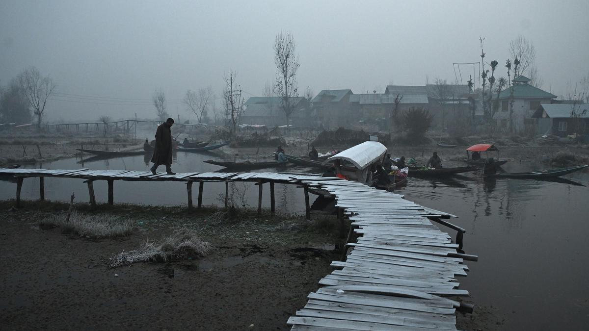 Cold wave intensifies in Kashmir as night temperatures dip