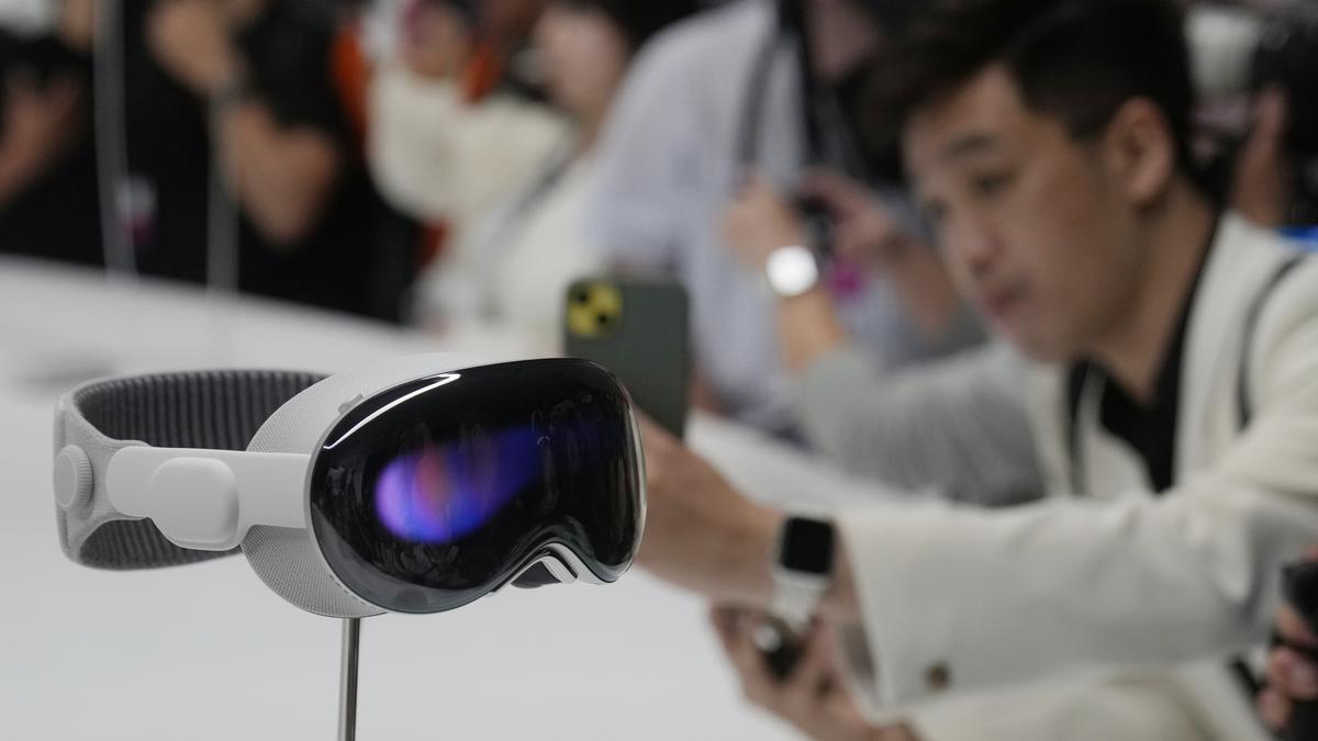 Apple buys AR headset startup Mira