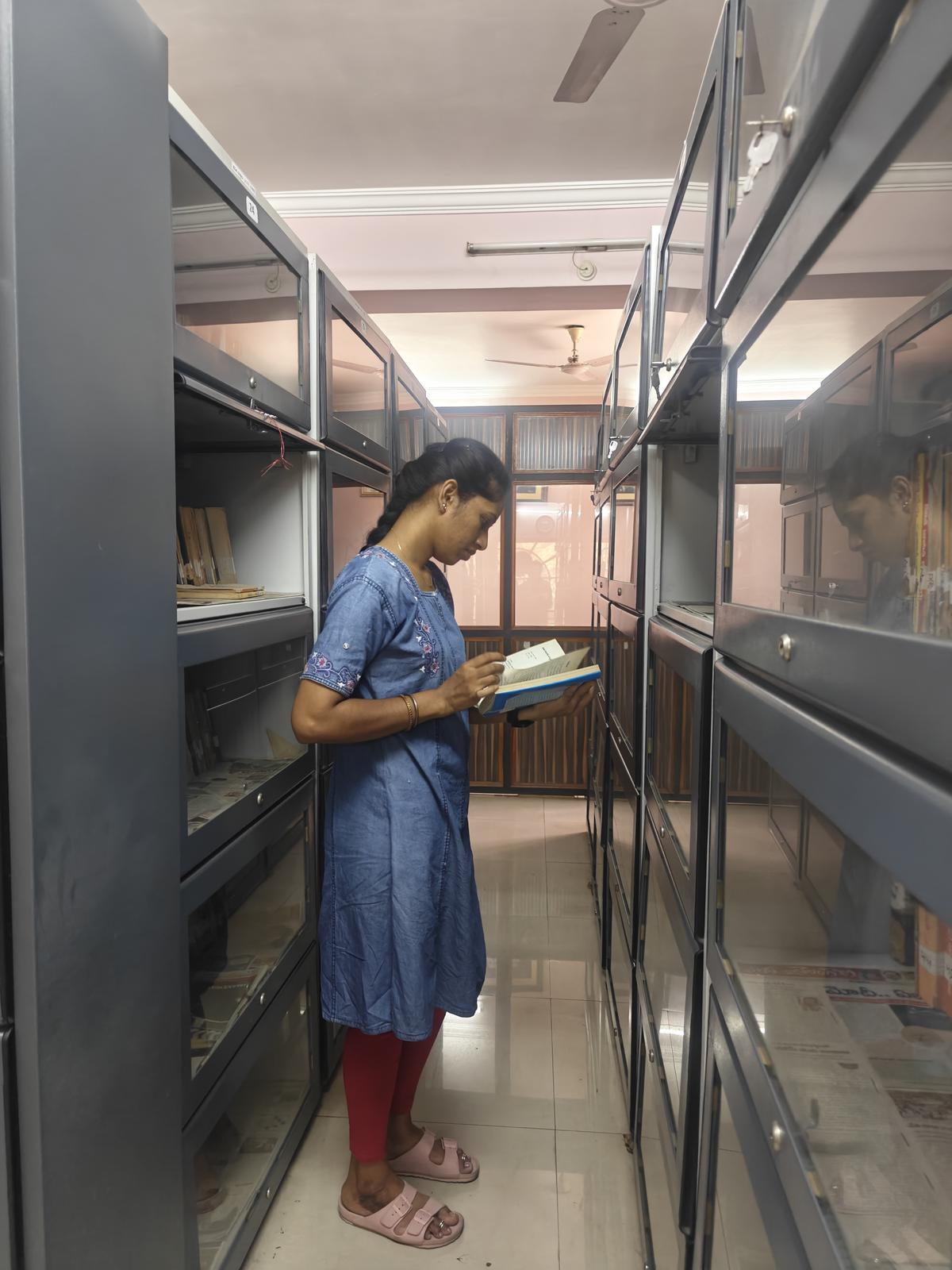 स्वाथी एम जो पुस्तकालय में पुस्तकों को सूचीबद्ध करता है स्वाथी एम जो पुस्तकालय में पुस्तकों को सूचीबद्ध करता है