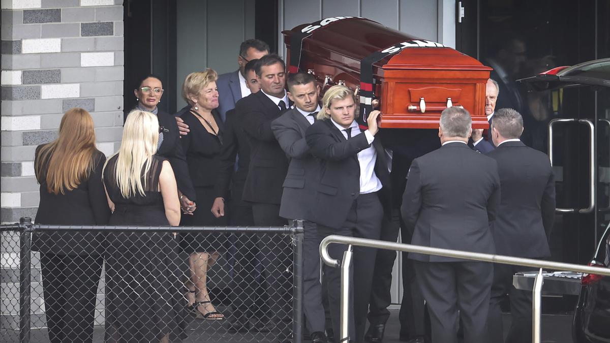 Shane Warne's family and friends say goodbye at private funeral